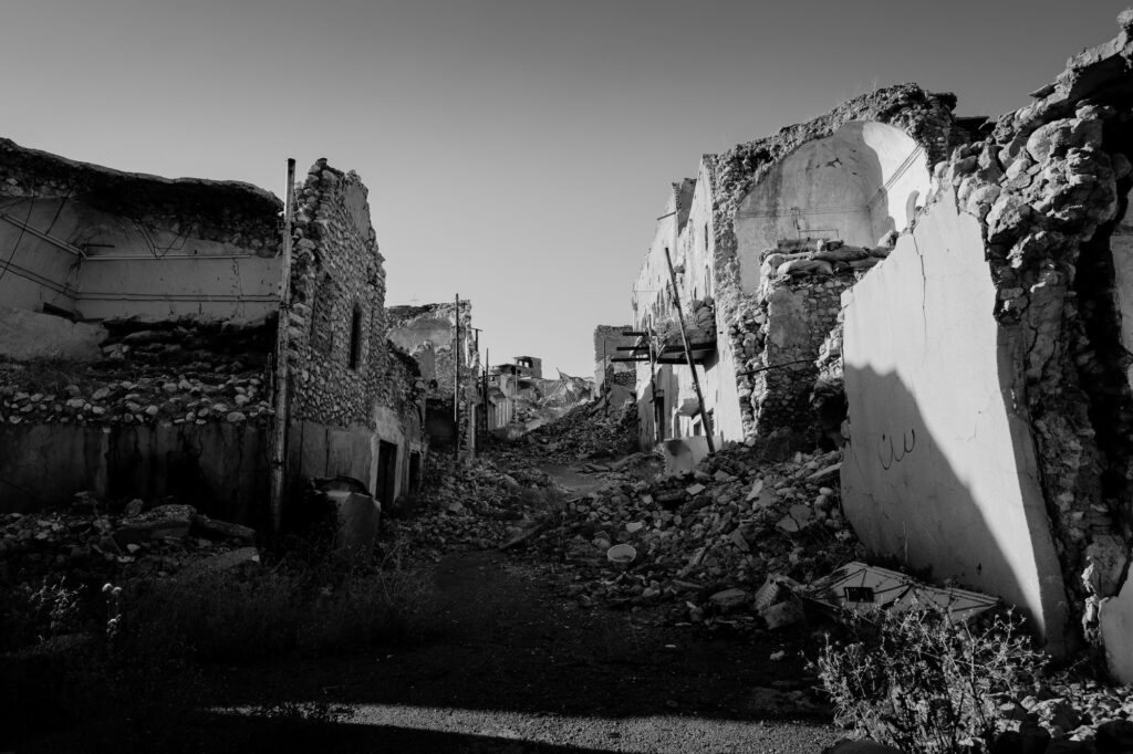 Ruined side-street in Shingal (Sinjar) following war with the Islamic State. Image credit: Levi Meir Clancy, Unsplash
